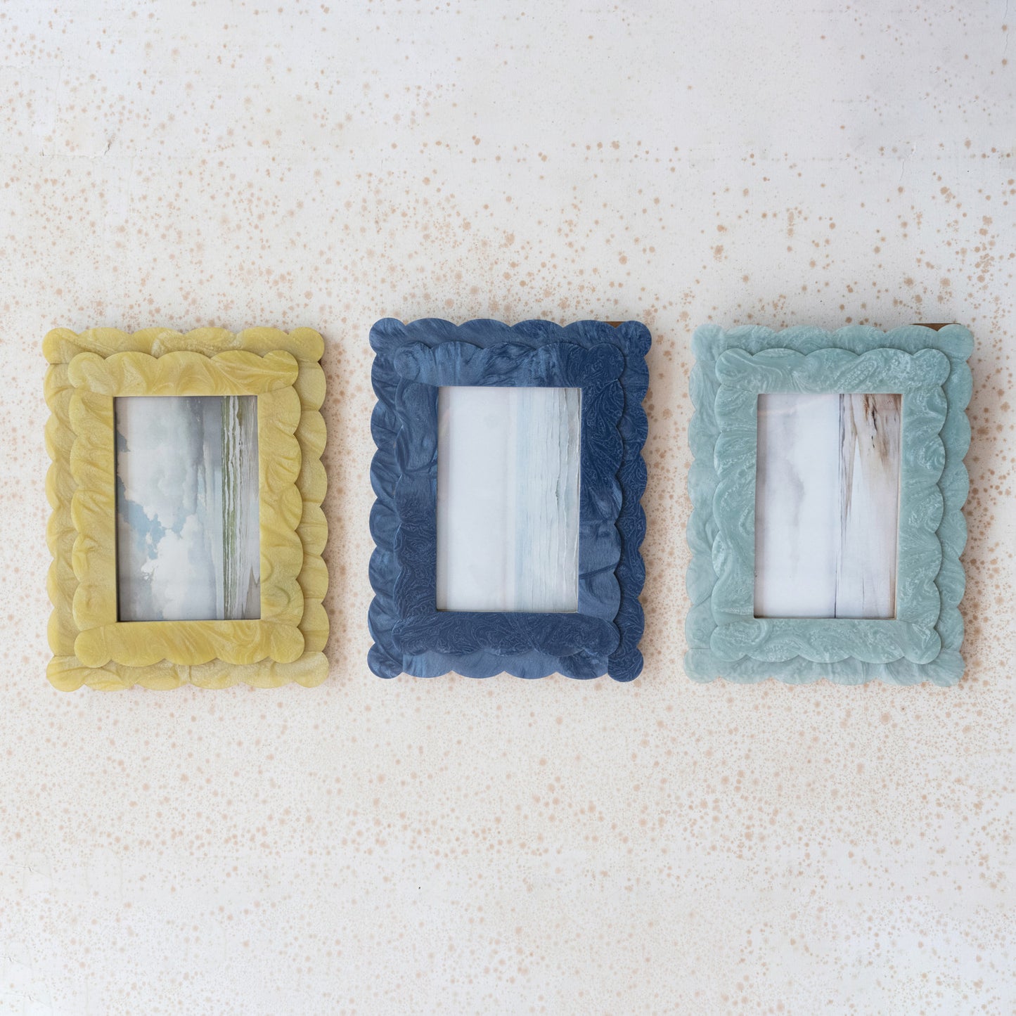 2-Layer Scalloped Photo Frame (4" x 6" Photo)